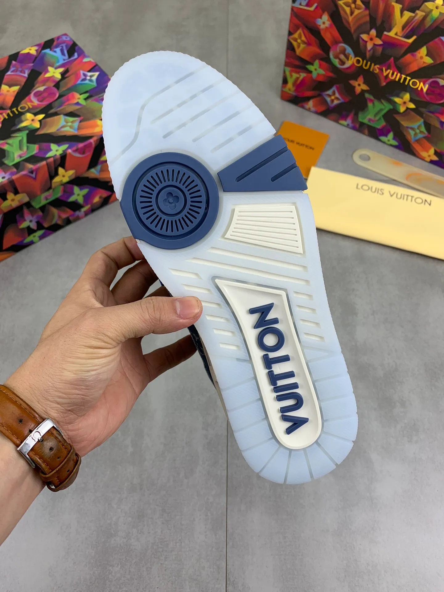 Men's men's shoes 💰P540 New style 💰💎💎Latest color High version 2025Louis*Vuitto* LV Traine Catwalk TRAINER outsole and fabric private model A shoe that definitely costs a lot of money and effort. This series was designed after the arrival of Vifgil. It is favored by many fans every season. Original TPU outsole Original packaging Men's size: 38-45 (46 can be customized) Color: 2️⃣ colors available (available from stock, super fast delivery)